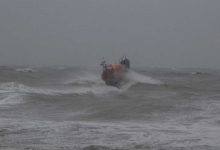 Photo of Kapal Penyelamat Nyaris Karam saat Evakuasi Surfer Nekat di Tengah Badai Ciara
