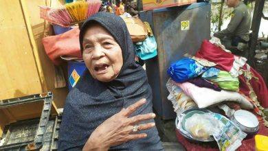 Photo of Tangisan Nenek 75 Tahun yang Rumahnya Dibongkar setelah 60 Tahun di Bantaran SKM