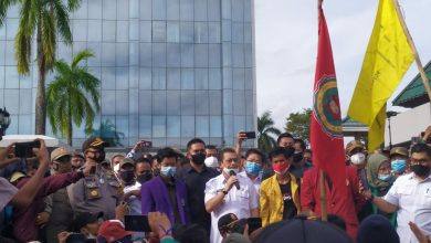Photo of Aksi Tolak UU Cipta Kerja di Kegubernuran Kaltim, Hadi Mulyadi Jamin Sampaikan ke Pusat