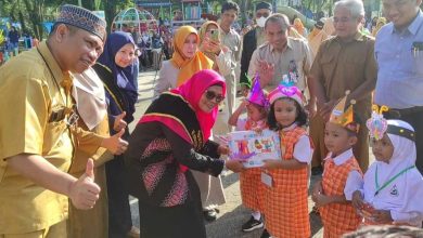 Photo of Pemkab Kutim Bagikan Seragam Gratis untuk Peserta Didik Baru