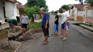 Photo of Antisipasi Musim Hujan, Camat Tenggarong Ajak Warga Bersihkan Drainase