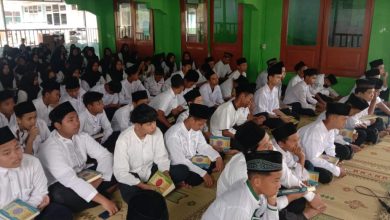 Photo of Ikut Gerakan Mengaji, Ratusan Pelajar Tenggarong Berkumpul di Sekolah