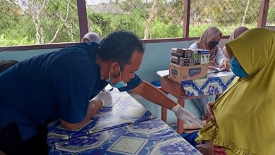 Photo of Pemeriksaan Kesehatan Rutin di Posyandu Lansia Desa Bendang Raya, Sehat dan Bahagia di Usia Senja