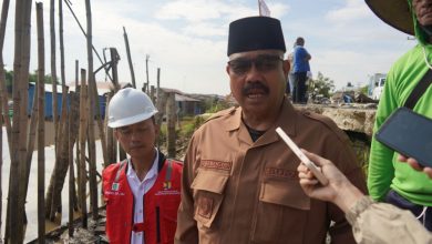 Photo of Pemkab Kukar Siap Ambil Alih Jalan Nasional yang Rusak Parah