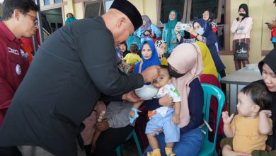 Photo of Gerakan Bersama Melawan Stunting, Bupati Edi Distribusikan Makanan Tambahan