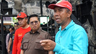 Photo of Rendi Solihin Turun Langsung Beri Bantuan kepada Korban Kebakaran Tenggarong