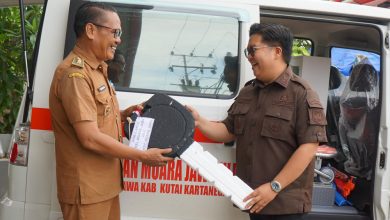 Photo of Pemkab Kukar Serahkan Ambulance untuk Warga Muara Jawa Ilir