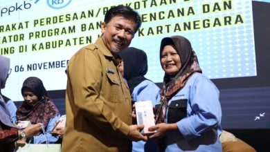 Photo of Pemkab Kukar Distribusikan Smartphone untuk Kader PPKBD, Percepat Penurunan Stunting