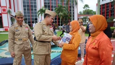 Photo of Peringati Hari Pahlawan 2024, Pemkab Kukar Beri Bantuan untuk Janda Veteran