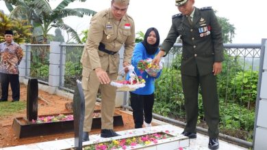 Photo of Pjs. Bupati Kukar Pimpin Ziarah Khidmat di Hari Pahlawan di TMP Bukit Biru